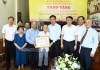 Đồng chí Nguyễn Hữu Nghĩa, Bí thư Tỉnh ủy Hưng Yên trao Huy hiệu 80 năm tuổi Đảng cho đồng chí Lưu Văn Quảng