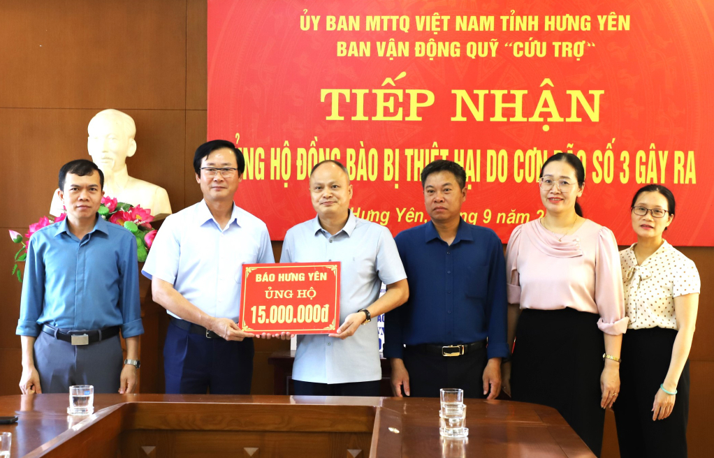 75624 dong chi nguyen bat khanh chu tich uy ban mttq viet nam tinh truong ban van dong cuu tro tinh tiep nhan ung ho cua bao hung yen 18485027