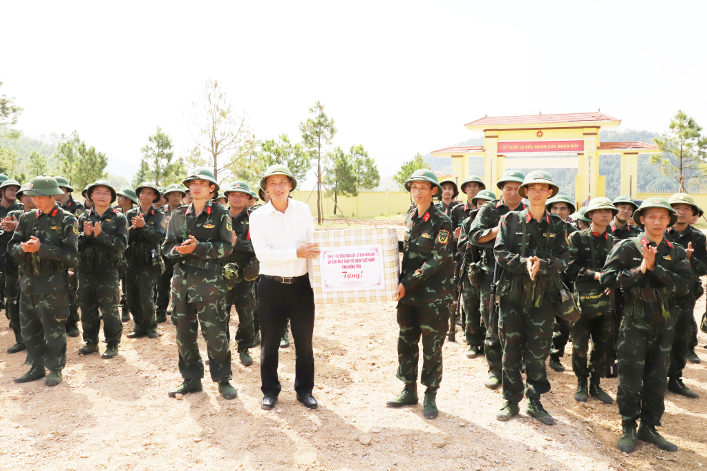 75630 dong chi pho chu tich ubnd tinh nguyen hung nam tang qua dong vien luc luong tham gia phan thuc binh ban dan that 18584127