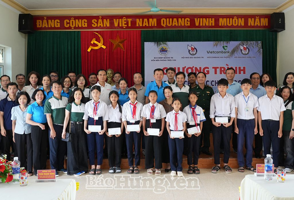 84721 tang qua cho hoc sinh co hoan canh kho khan tai don bien phong trieu van xa trieu van huyen trieu phong quang tri 16580027