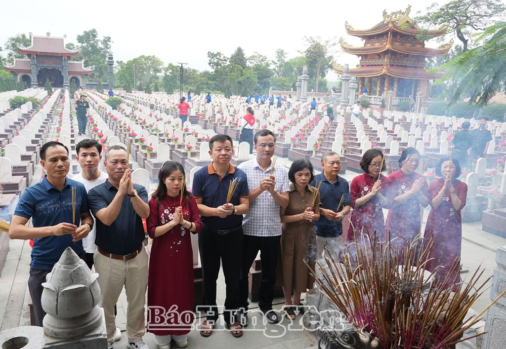 84722 doan cong tac hoi nha bao tinh dang huong tai khu mo liet si hung yen va hai duong trong nghia trang liet si quoc gia truong son 16583227