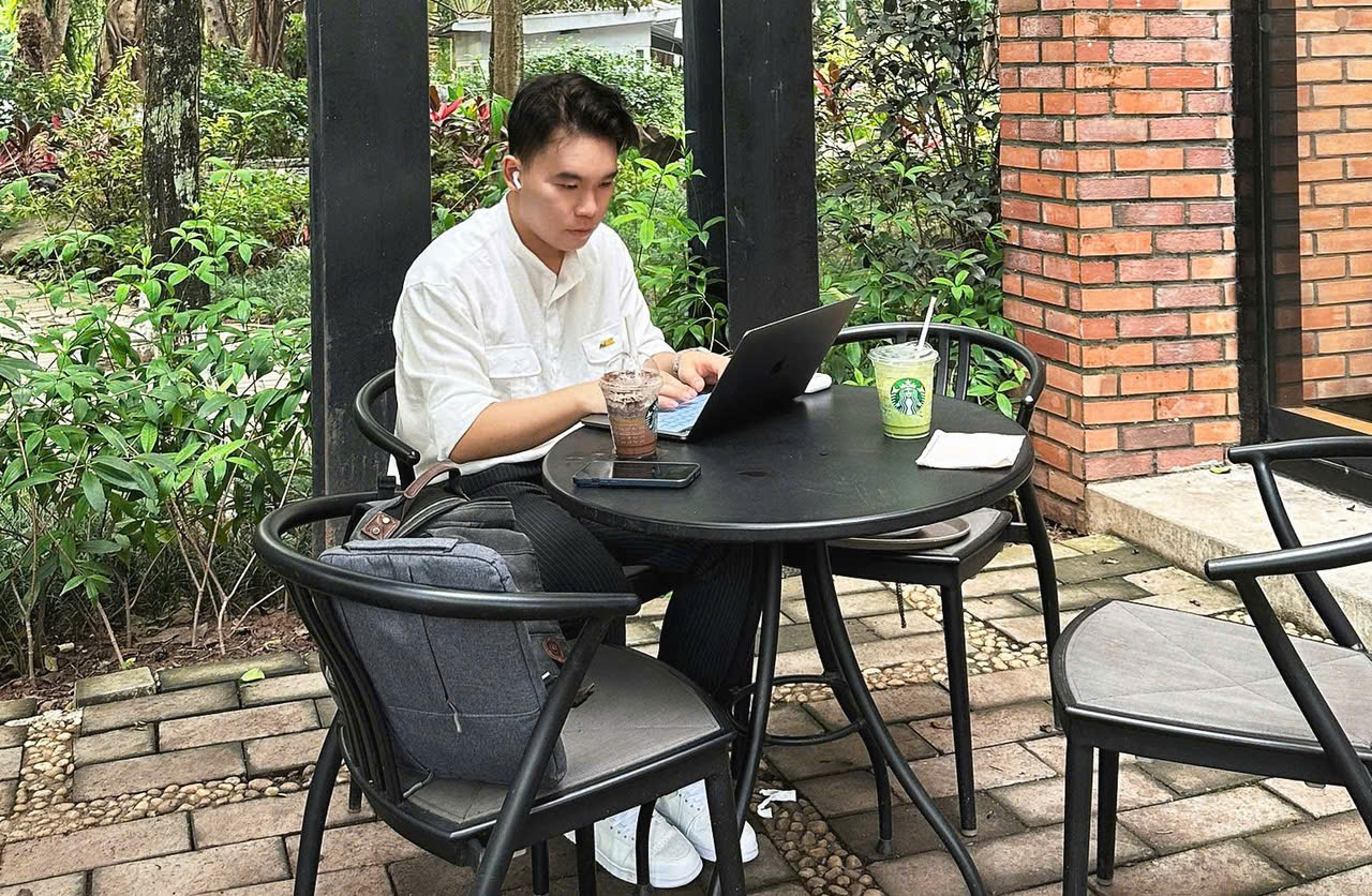anh nguyen cong duc phong vien tre dan than voi tinh than cau tien
