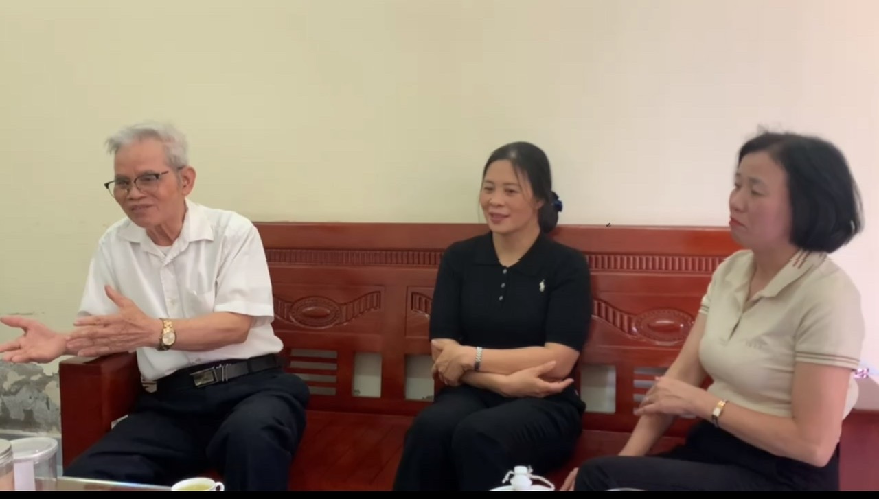 nha bao pham van kham noi chuyen voi cac can bo hoi nha bao hung yen