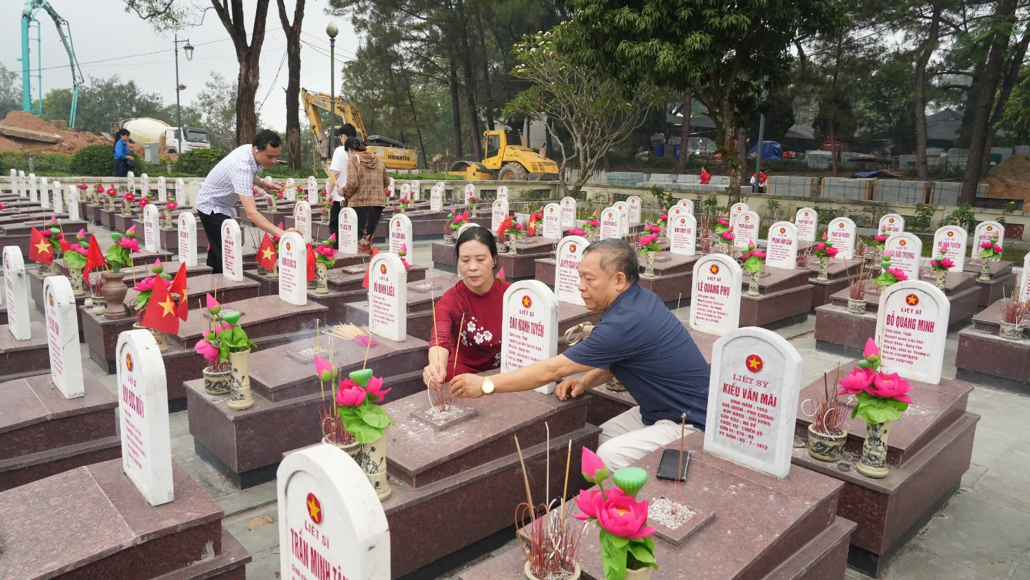 thap nen tam huong tuong nho cac anh hung liet si cua tinh hung yen tai nghia trang truong son