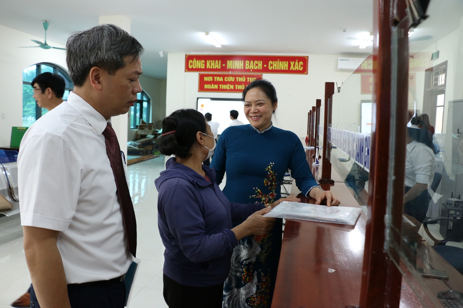 lanh dao xa vu thu trao doi voi nguoi dan tai trung tam phuc vu hanh chinh cong xa vu thu