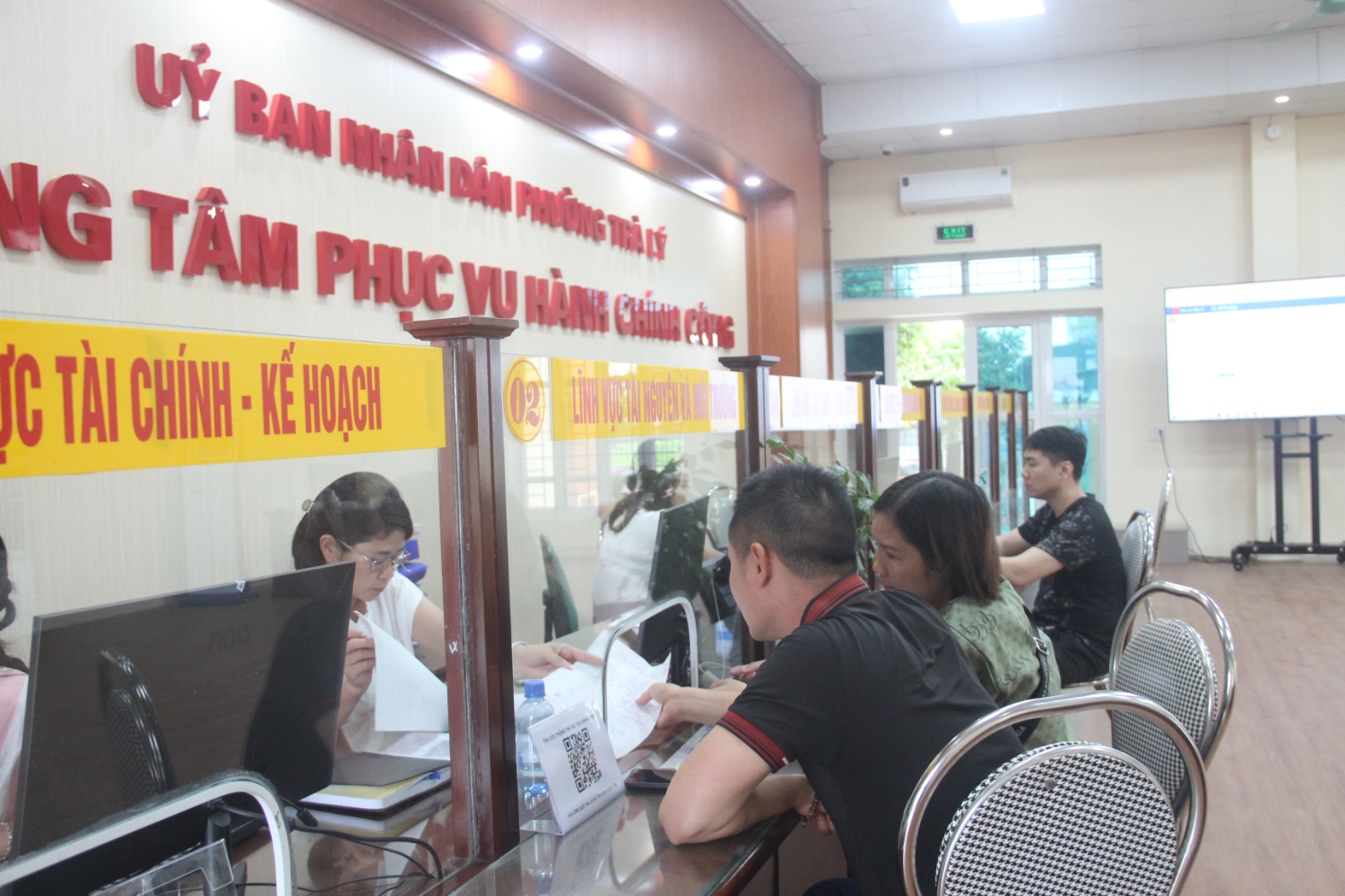 trung tam phuc vu hanh chinh cong phuong tra ly no luc giai quyet cac thu tuc hanh chinh cho nguoi dan