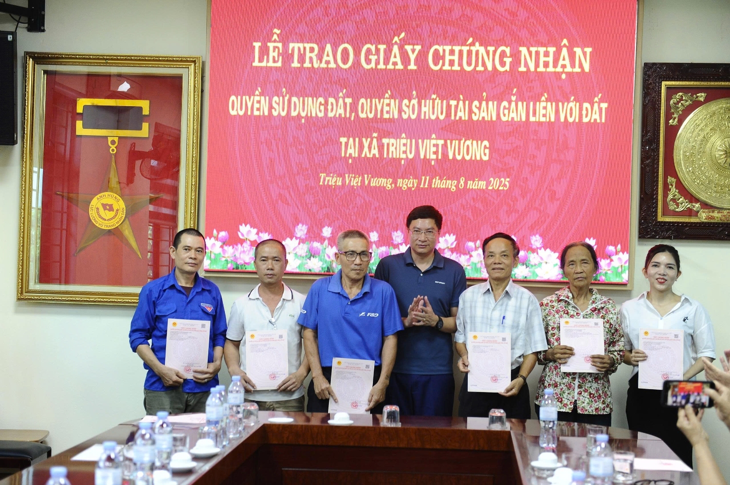 xa trieu viet vuong la dia phuong dau tien cua tinh cap giay chung nhan quyen su dung dat cho nguoi dan voi 13 ho