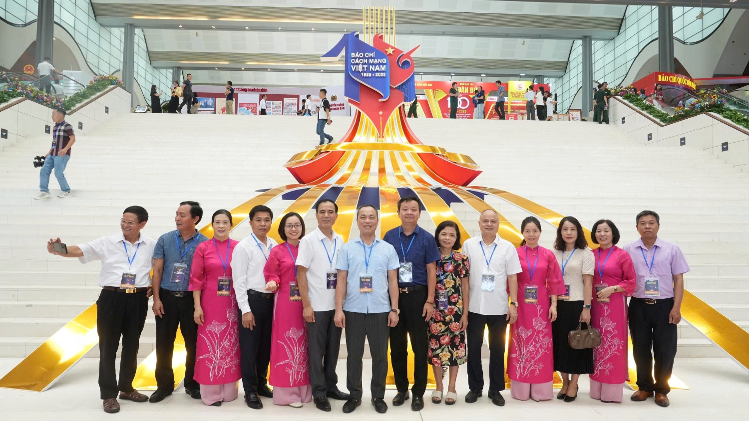 doan lanh dao hoi vien hoi nha bao tinh hung yen tham gia hoi bao toan quoc 2025