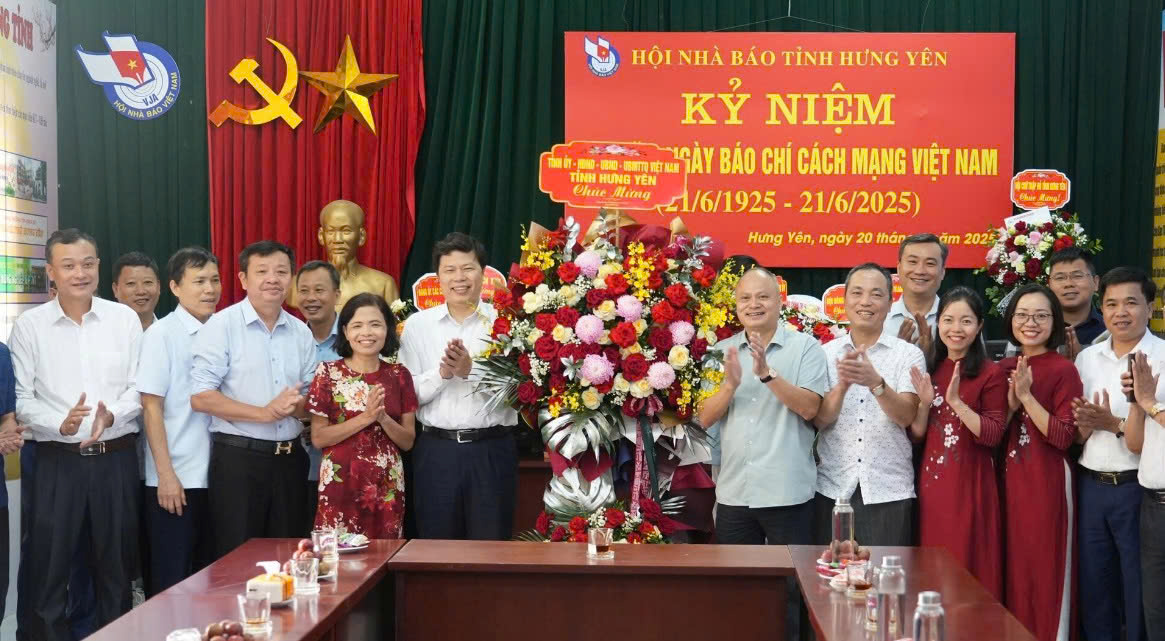 dong chi tran quoc toan pho bi thu thuong truc tinh uy chuc mung cac nha bao nhan dip ky niem 100 nam ngay bccm viet nam 21 6 1925 21 6 2025