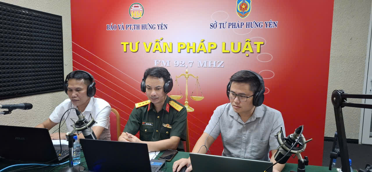 ekip dang san xuat chuong trinh phat thanh truc tiep tai bao va ptth hung yen