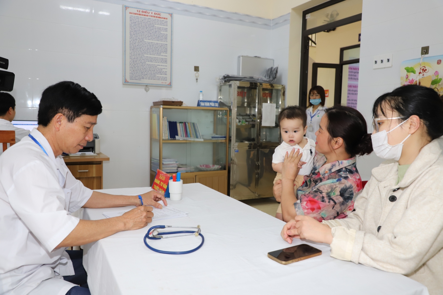 kham sang loc truoc tiem chung cho tre tai tram y te xa xuan truc