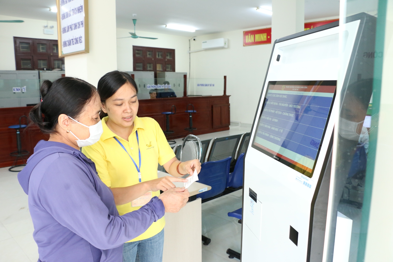 nguoi dan duoc huong dan tan tinh chu dao khi den giai quyet thu tuc hanh chinh tai trung tam phuc vu hanh chinh cong xa vu thu