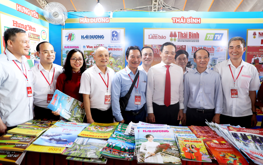 dong chi nguyen trong nghia uy vien bo chinh tri bi thu trung uong dang truong ban tuyen giao va dan van trung uong tham gian trung bay bao chi cach mang tinh hung yen qua cac thoi ky