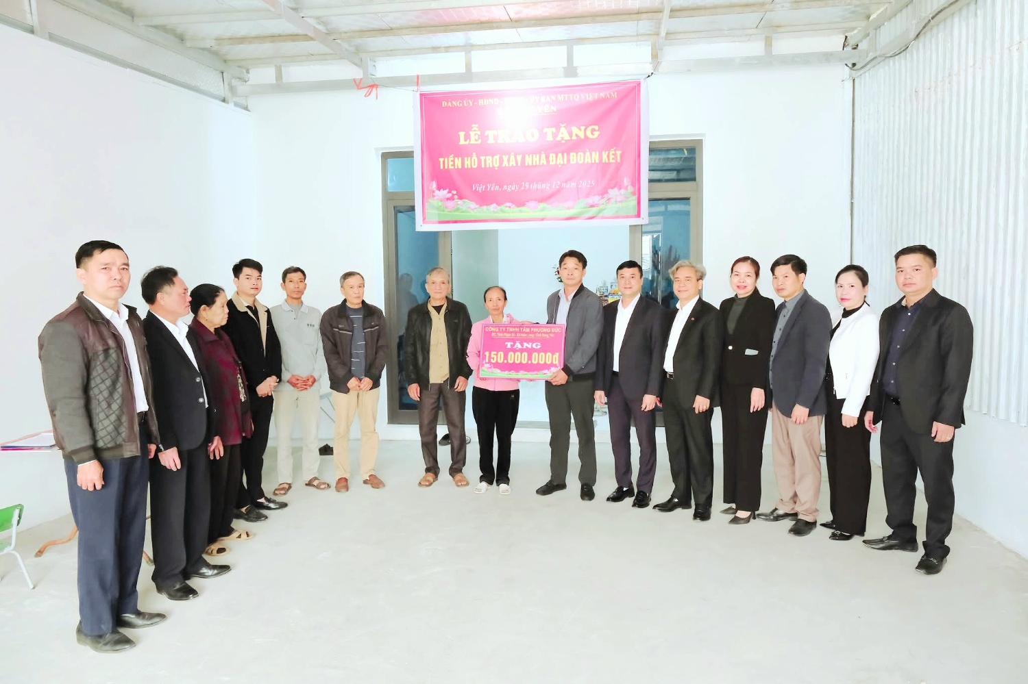 ba bui thi loan thon chau xa xa viet yen duoc nhan tien ho tro xoa nha tam