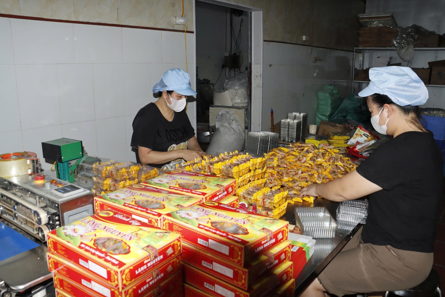 co so san xuat banh cay keo lac thien duc xa dong hung vao vu san xuat