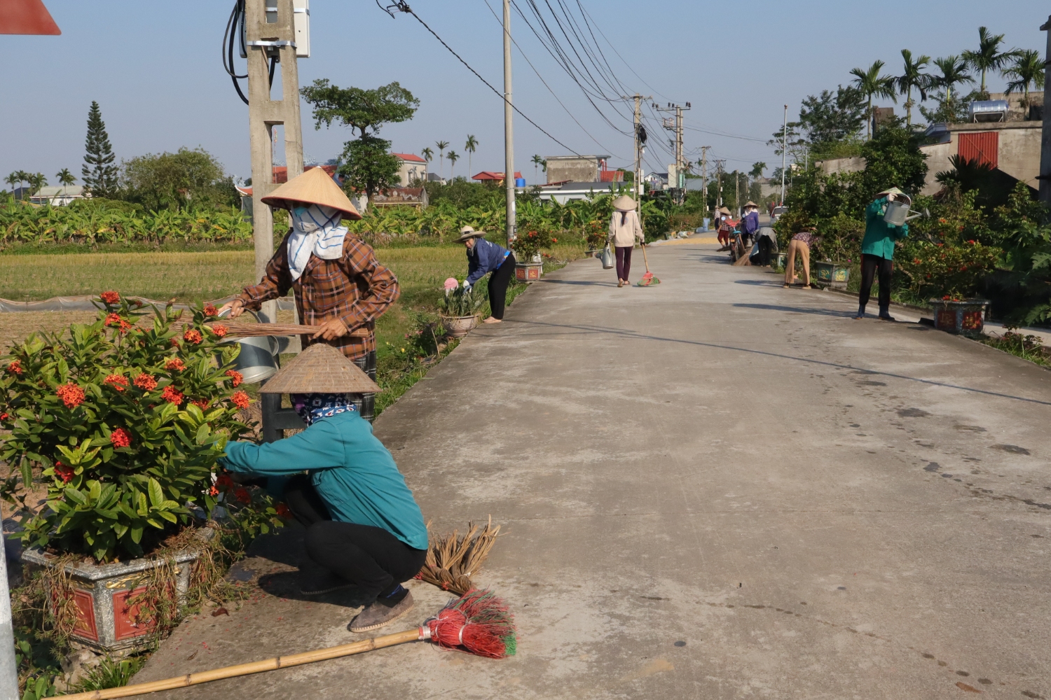 nguoi dan thon ha dong xa tong tran chinh trang duong lang ngo xom