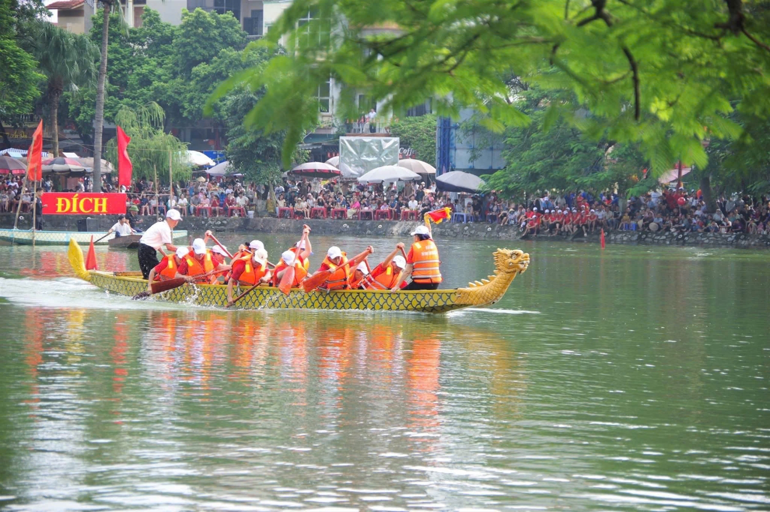 phuong pho hien to chuc giai dua thuyen chai truyen thong