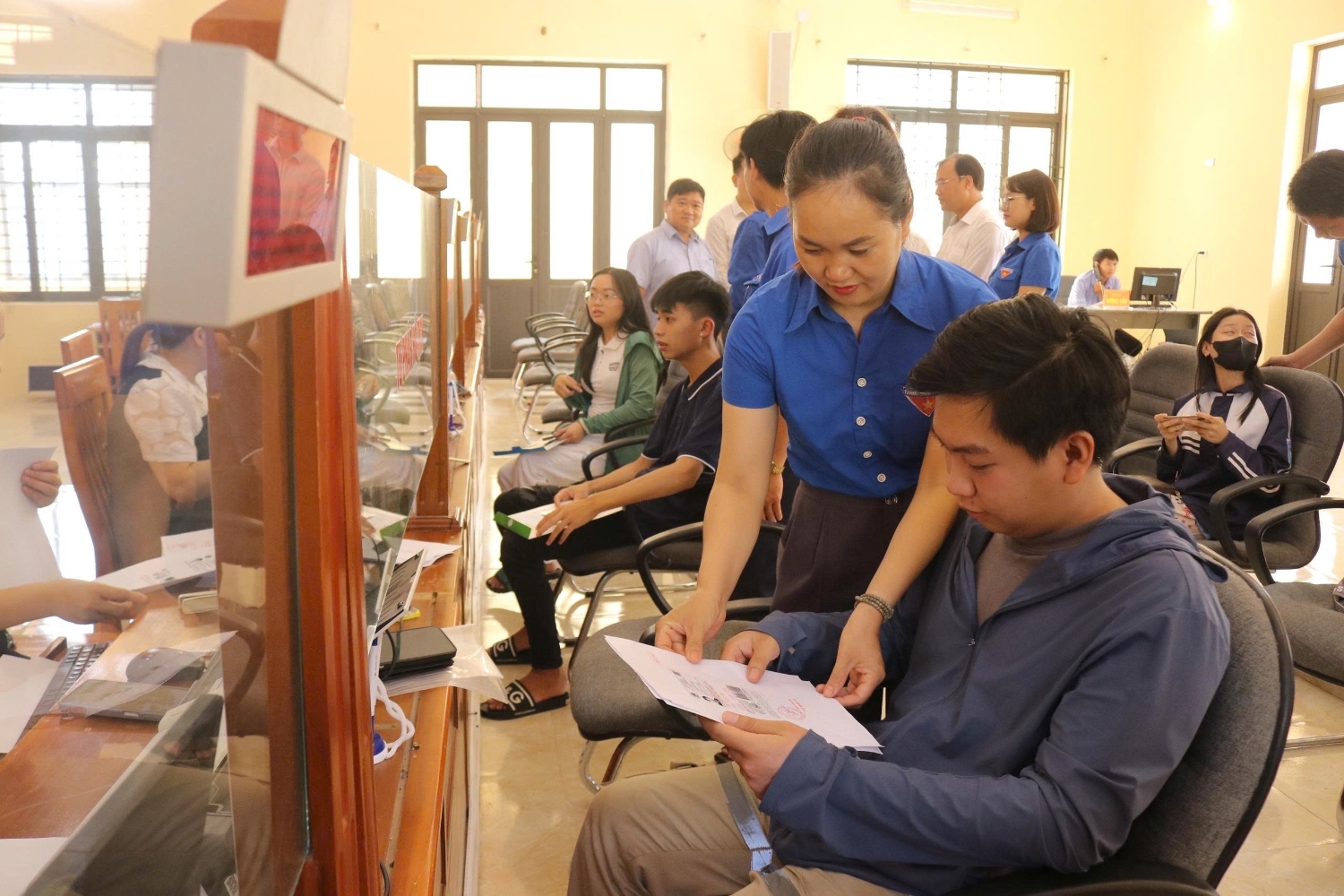 anh trang 26doan thanh nien xa hoang hoa tham tham gia huong dan nguoi dan tiep can dich vu cong truc tuyen