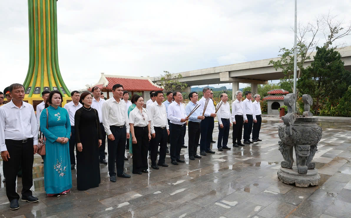 doan dai bieu tinh uy hdnd ubnd uy ban mttq viet nam tinh hung yen dang huong dang hoa tai khu tuong niem noi hy sinh cua 16 thanh nien xung phong tai ben pha ii long dai