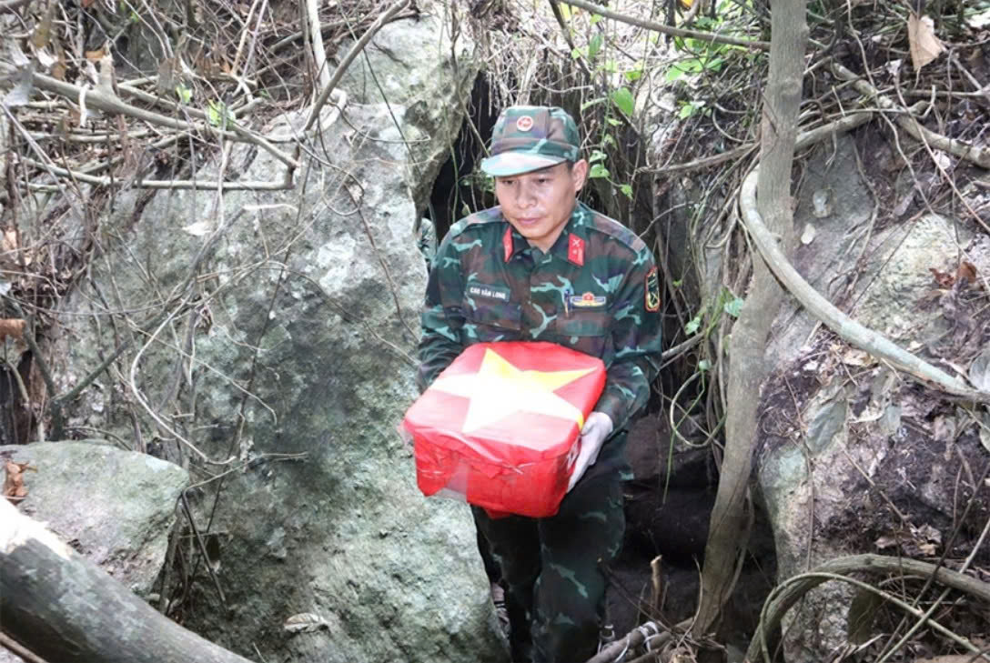 dua hai cot liet si ra khoi hang da sap nui son ga xa ha nha tp da nanganh qdnd
