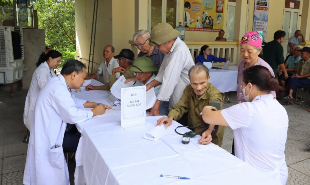 kham benh tu van suc khoe va cap phat thuoc mien phi tai xa tong tran