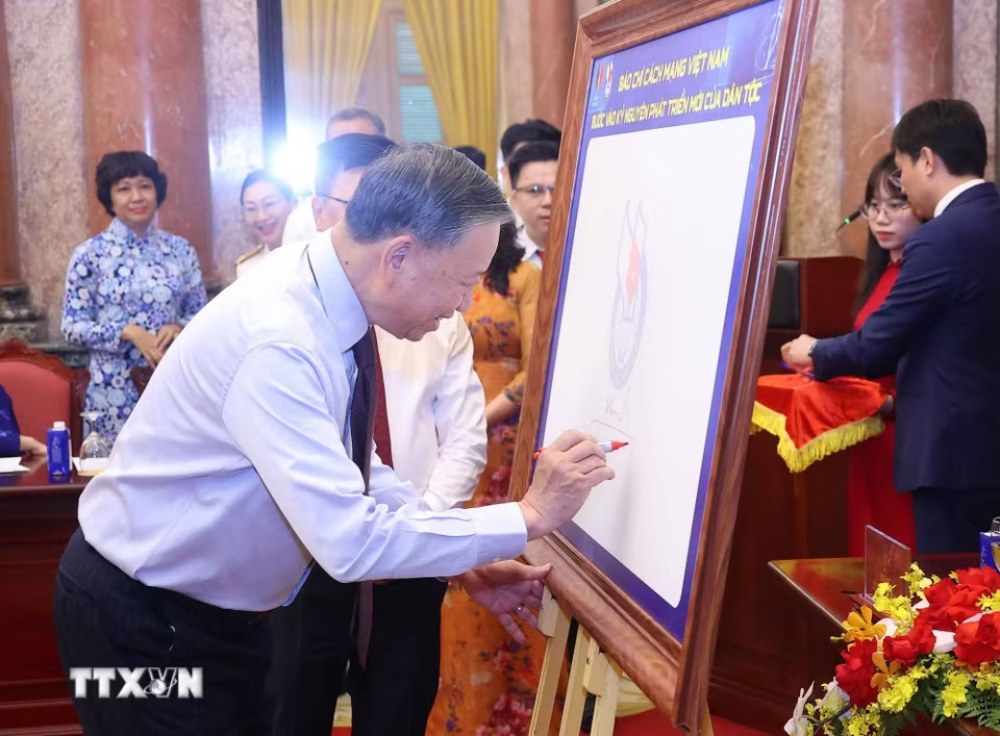 tbt ct nuoc to lam ky luu niem va bieu trung cua hoi nha bao viet nam anh ttxvn