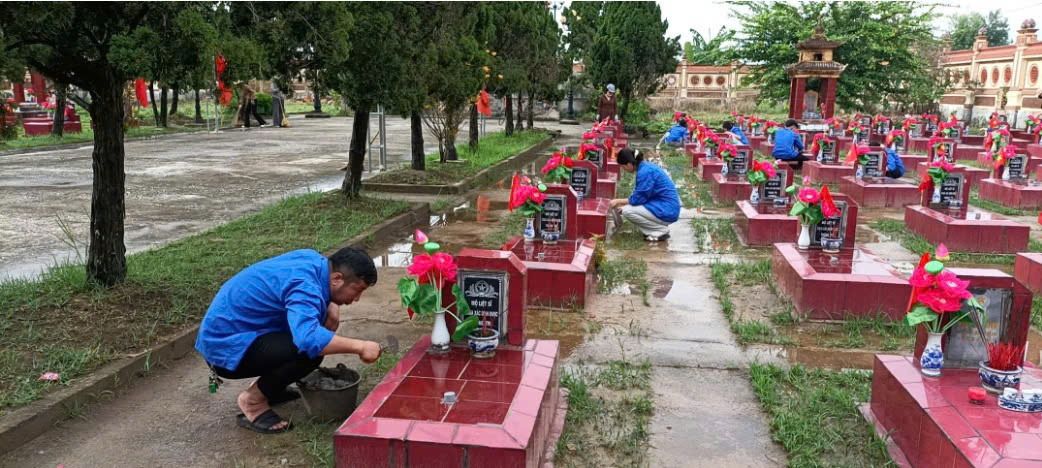 uy ban mttq xa nam thuy anh phat dong viec tu sua ve sinh cac cong trinh phan mo ghi on liet sy tren dia ban xa